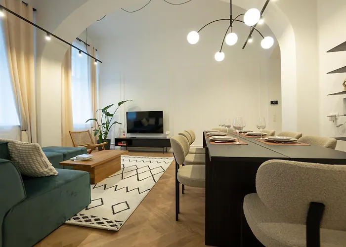 Spacious 3br Escape With Sauna And Billiard
